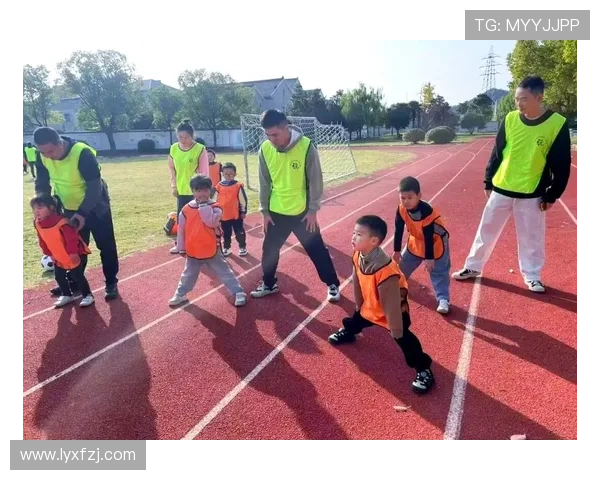 足球明星携儿子共度亲子时光展现温馨家庭生活的美好瞬间 足球明星携儿子共度亲子时光展现温馨家庭生活的美好瞬间